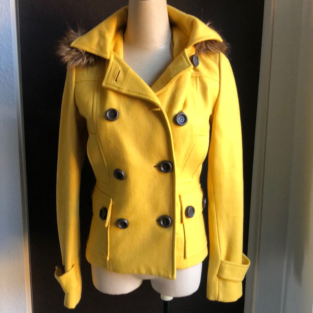 deliA’s yellow coat
